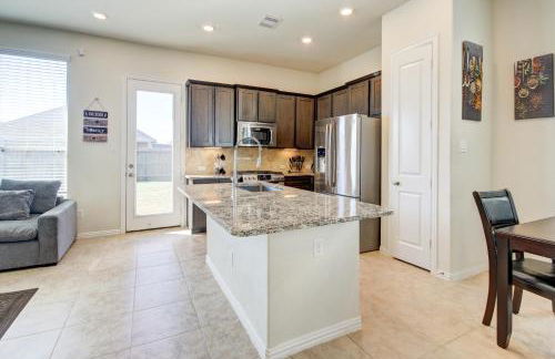 Meticulously-maintained 3-BR Townhouse w/ Backyard ~ Double-Story! - Foto 35