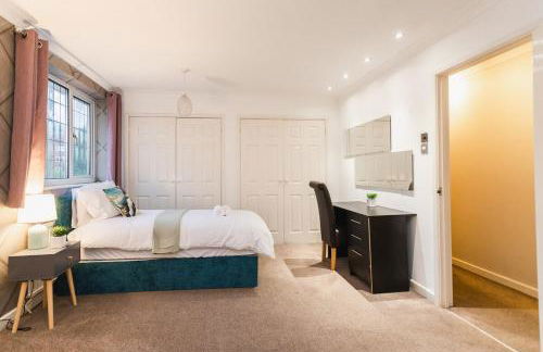 Elegant 5-Bed Home, Families & Friends, Sleeps 6, Parking, Free Wi-Fi - Foto 16