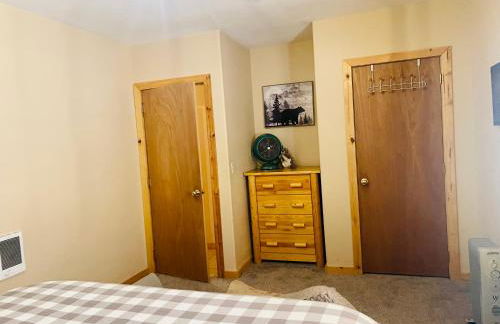 Adventure Awaits 3King Bed,2Bath Log Cabin in heart of Duck Creek Village! - Foto 21