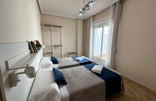 Casa grande de tres plantas con parking gratis - Foto 16