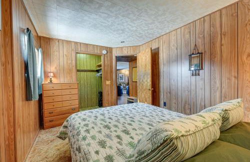 Lakefront Townsend Cabin with Fire Pit and Dock! - Foto 14