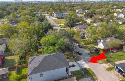 Modern 2024 Townhome with Indoor Hoops Huge TVs and Gray Chic Design - Foto 22