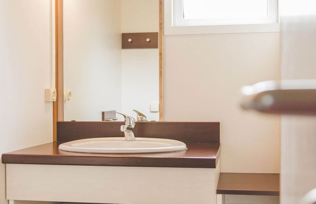 Wooden Chalet With Covered Terrace, on the Edge of a Lake - Foto 15