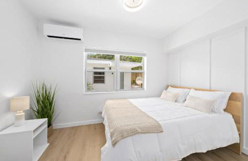 M Lake Worth Beach - Modern Villas Near West Palm Beach, Chic Retro Vibes, King Bed, Cozy Backyard, BBQ, Workspace, High-Speed Internet, Free Parking, 5 Minutes to Downtown & Beach - Foto 53