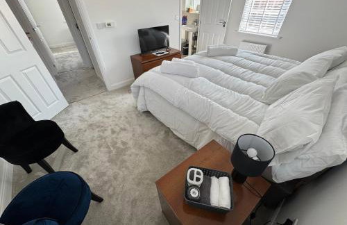 Detached 4BR House - Private Garden, Garage & Parking - Perfect for Long Stays, Families, Contractors - Photo 23