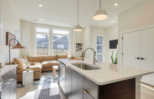 The Stage by Avantstay Chic 4bdr w/ Covered Balcony Modern + Newly Built - Photo 13