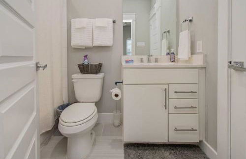 Luxurious Med Cntr/NRG Townhome - Photo 15