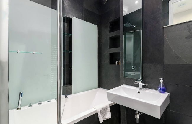 Modern 2BR Home in Dalston W/balcony, Fits 4 - Photo 24