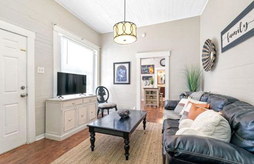 Charming and Historic Bungalow Near All - Foto 11