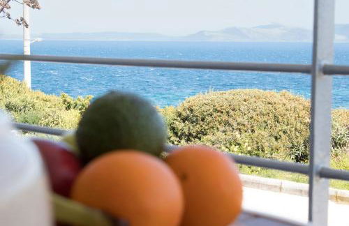 Rafina's PARADISE VIEW!!Walking access to the Port!!! Amazing Seaview!!!Steps from the Beach, 2 min walk!!WIFI 300Mbps! The Lux Seaside Retreat! - Foto 4