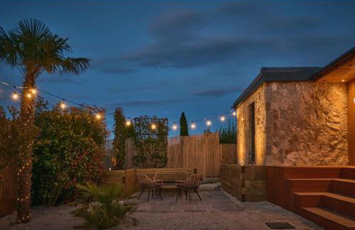 Cromer Luxury Palm Springs Bungalow with Pool Room - Photo 12