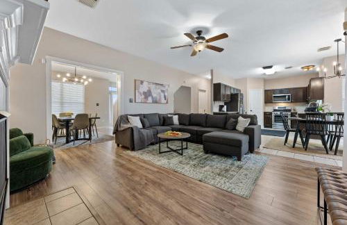 Luxurious Home with Huge Pool - Photo 13