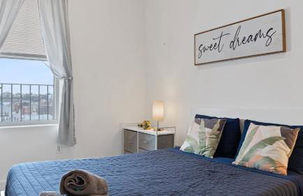 Chic Penthouse with bus stop at doorstep - 15 Minutes to NYC - Foto 31