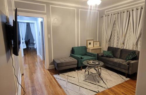 Across St Francis Hospital and near Northwestern - Foto 6