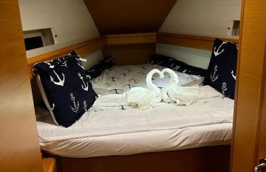 Sleep aboard a modern sailboat in Oeiras - Foto 23