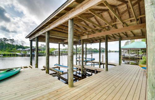 Waterfront Wolf Bay Home with Private Boathouse! - Foto 27