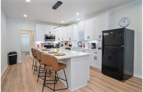 Unwind in Style 4BR2BA Quick Access to Downtown - Foto 14