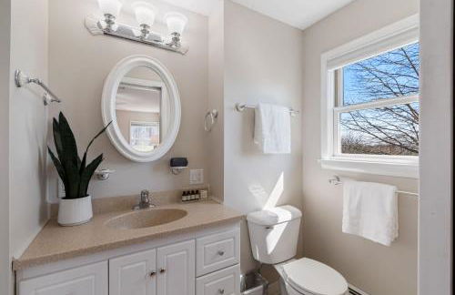 High-End Finger Lakes Escape - Expansive Game Room, Cozy Firepit, & Scenic Views - Foto 38