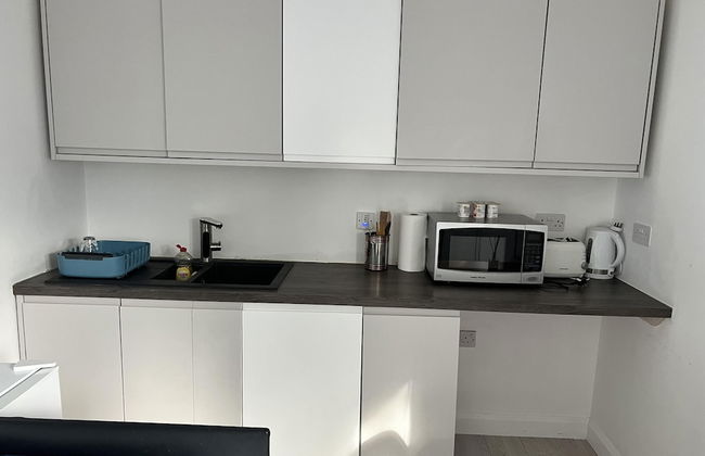 Remarkable 1-bed Outhouse Studio in Dagenham - Photo 5