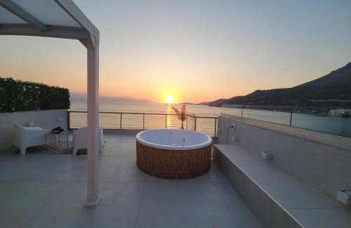 Stylish Rooftop Retreat with Hot Tub with Loutraki Beach - Foto 19