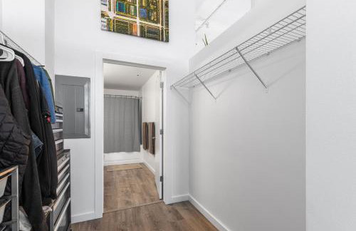 Modern Historic Loft 19ft Ceilings, Gym, Heated Parking, Skyline Views, Balcony - Foto 15