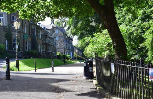 The Buxton Retreat A Luxurious 3-Storey Townhouse with Four Poster Bed and Double Jacuzzi Bath" - Photo 28