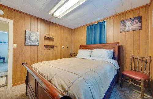 Explore the Poconos! Cozy Creekside Cabin with Patio - Foto 17