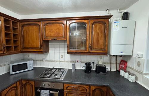 4 Beds House for Families & Contractors with Free Parking - Photo 15