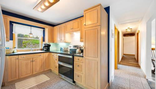 Yorita Manor - Lake Front Getaway! Dogs, Fire Pit & Deck - Photo 5