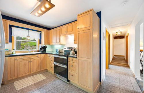 Yorita Manor - Lake Front Getaway! Dogs, Fire Pit & Deck - Photo 5