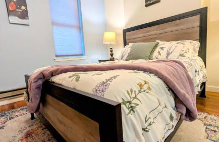 Relaxing Rustic Oasis, Unit A - 6 minute walk to Downtown! Pet-friendly & Cyclists Welcome! - Foto 2