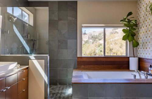 Mid Century Modern Family Home On 25 Acres! - Foto 30