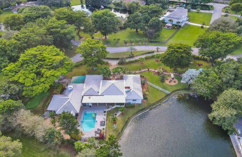 8BR Gem With Pool, Lake View & Tons of Amenities! - Foto 9
