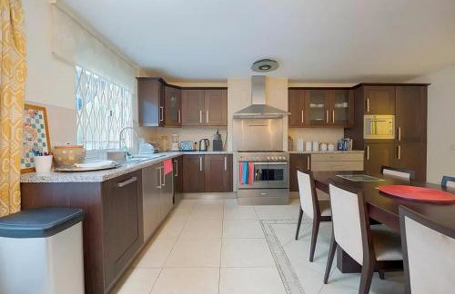 Spacious 2-bedroom Townhouse with Garden & Patio - Foto 14