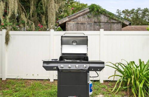 Adventure Awaits in Tampa Bay with Beautiful Decor 4BR with Backyard Oasis Near Busch Gardens & Adventure Island - Foto 22