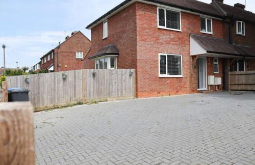 Spacious 2 Bedroom Home Next To Queen Victoria Hospital - Photo 1