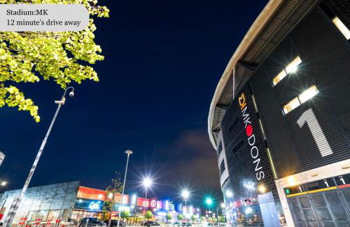 Oakbridge House - 6 mins drive to CMK - Free Parking, Fast WiFi, Smart TVs with Sky and Netflix by Yoko Property - Foto 35