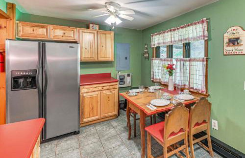 Less Than 8 Mi to Gore Mountain! Family Cottage with Porch - Foto 6