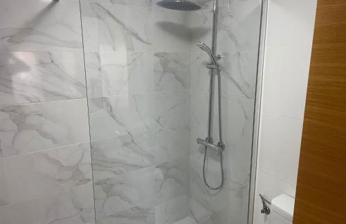 BEL APPARTEMENT REZ De CHAUSSEE AVEC DOUBLE TERRASSE FACE AU LAC ET AU GOLF - Foto 9