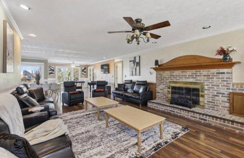 Paradise on Ocean Waterway Huge 5000 sq ft w Private Pool, Boat Dock, Grand Piano, Game Tables, BBQ, 1 acre Yard, Crib, Sleeps 34 - Photo 2