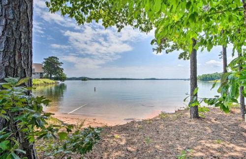 Resort-Style Condo with Balcony on Lake Keowee - Foto 35