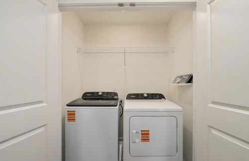 New 3BR Raceday Retreat - Steps from Speedway - Foto 43