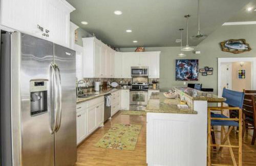 JUST LISTED Beach House Steps Away from the Beach - Foto 13