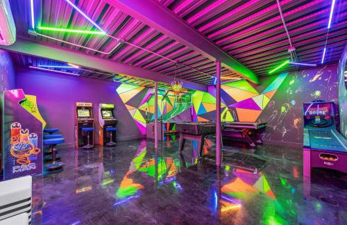 Newly Renovated Luxe Home near Asheville | Pool, Hot Tub, Theater & Games! - Foto 5