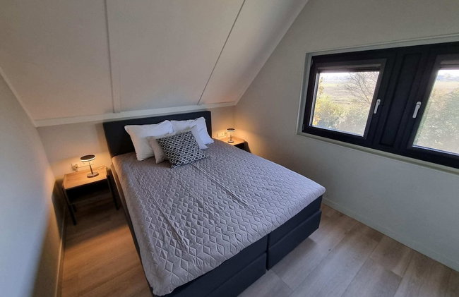 Luxurious Detached Water Villa With Jetty - Photo 73