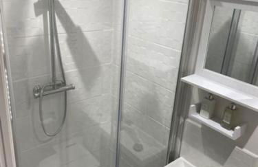 Stylish 1 bedroom studio outdoor area and hot tub - Foto 11