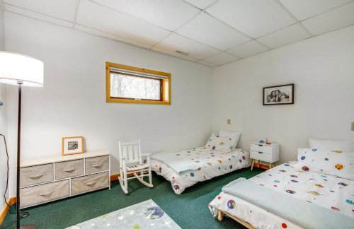 Porch and Views Queensbury Three Family Lakehouse - Foto 18