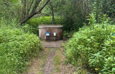 Otter Camp Private Riverside Glamping with Hot Tub - Foto 36