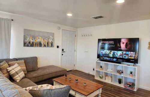 Modern Cabin with Arcade, Foosball Table and Fire Pit in Meadview, Arizona - Foto 19