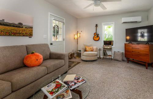 Historic Farm Cottage on 800-Acre Orchard - Foto 11